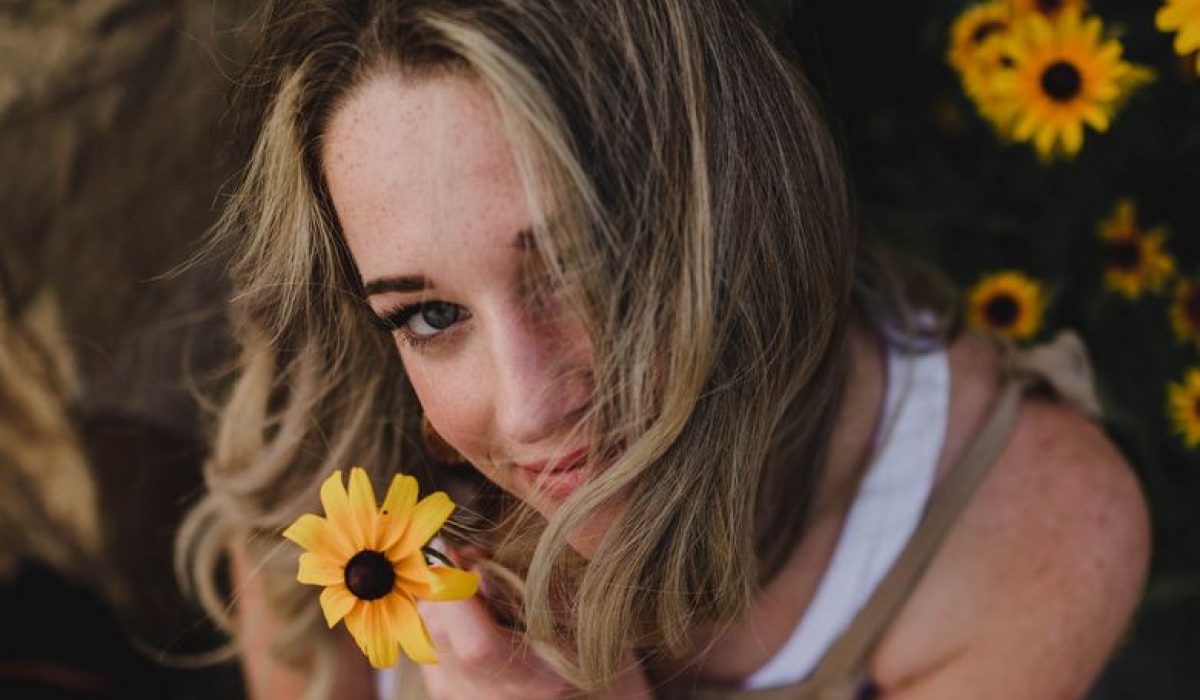 ragazza con fiore