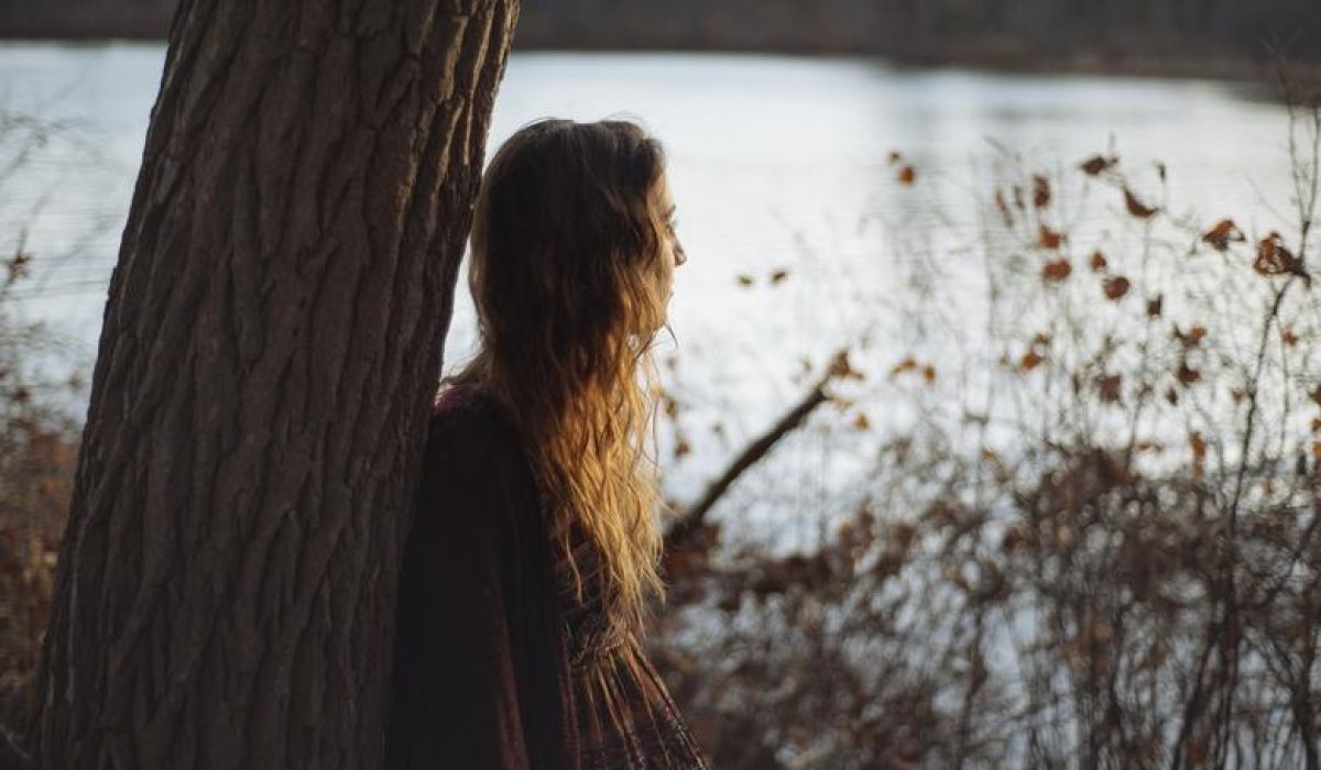 ragazza pensierosa